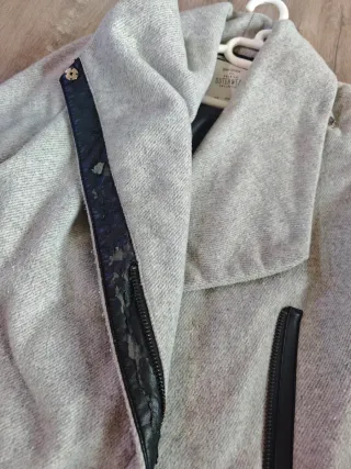 Abrigo gris con detalles negros