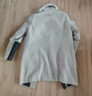 Abrigo gris con detalles negros