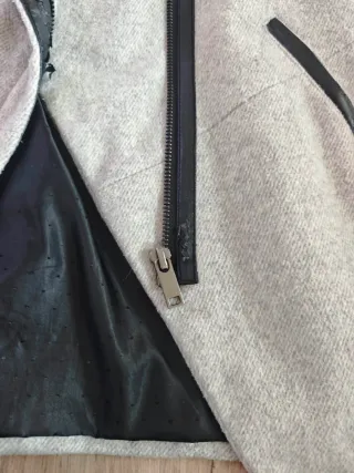 Abrigo gris con detalles negros