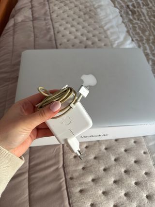 MacBook Air Plata con Cargador