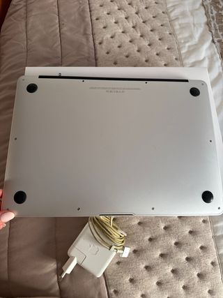 MacBook Air Plata con Cargador