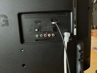 TV 32” funcional con pequeño punto LED