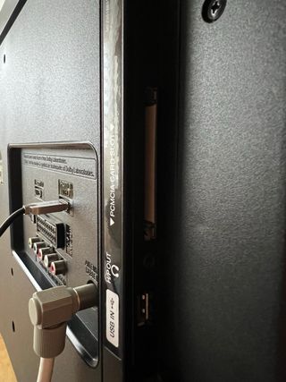 TV 32” funcional con pequeño punto LED