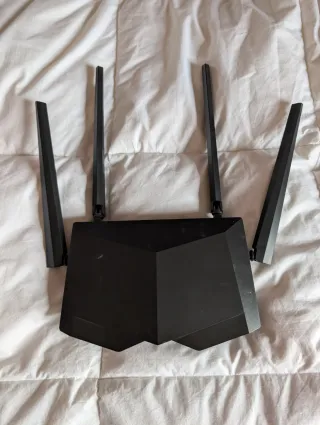 Router Negro con Antenas