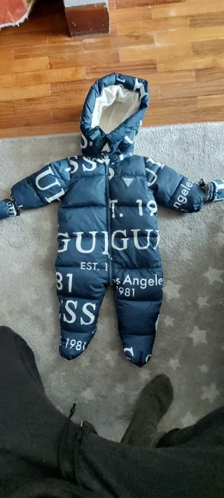 Buzo de bebé Guess invierno