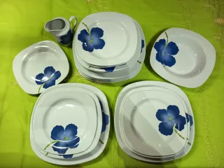 Vajilla de porcelana con flores azules