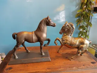 Figuras de caballos de latón y bronce