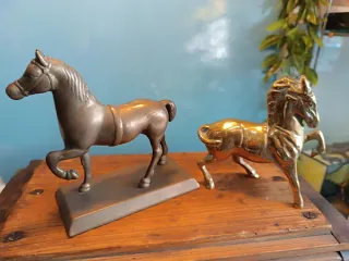 Figuras de caballos de latón y bronce