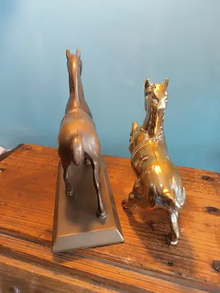 Figuras de caballos de latón y bronce