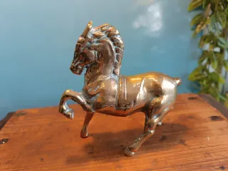 Figuras de caballos de latón y bronce