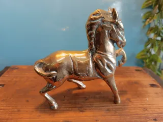 Figuras de caballos de latón y bronce