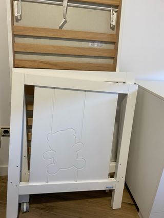 Cómoda y Cuna Micuna Blanca de osito con conchon.