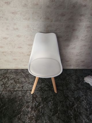 Silla blanca y madera