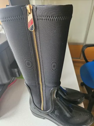 Botas de agua negras con cremallera.