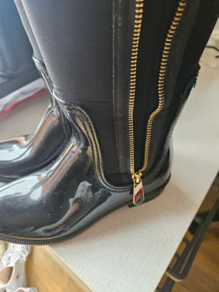 Botas de agua negras con cremallera.