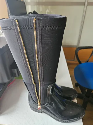 Botas de agua negras con cremallera.