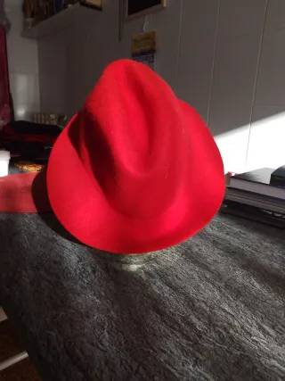 Cappello stile Borsalino in feltro rosso
