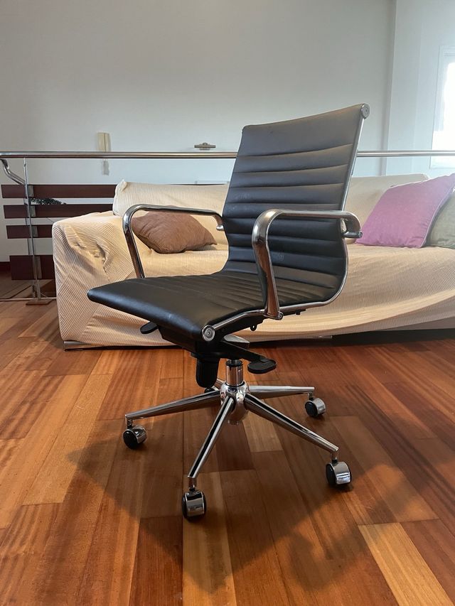 Sedia da ufficio nera, girevole e regolabile