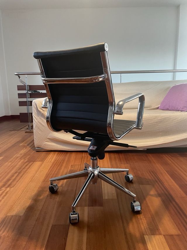 Sedia da ufficio nera, girevole e regolabile