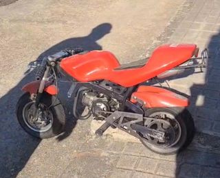 Minimoto de gasolina roja y blanca