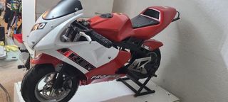 Minimoto de gasolina roja y blanca