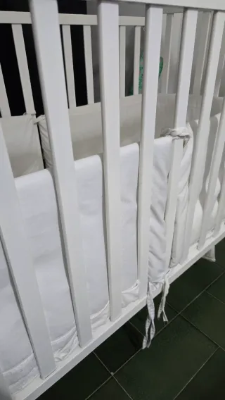 Cuna blanca para bebé