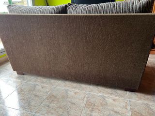 Sofá de tela beige y marrón