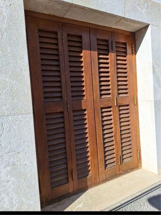 Persianas de madera y cristaleras