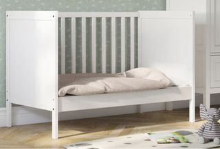 Cuna blanca con colchón y almohada