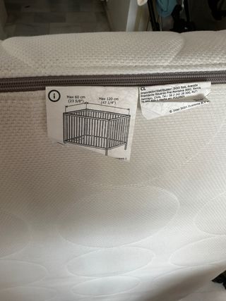 Cuna blanca con colchón y almohada