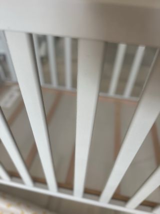 Cuna blanca con colchón y almohada