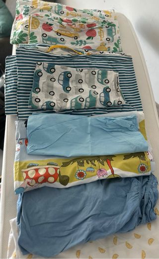 Cuna blanca con colchón y almohada