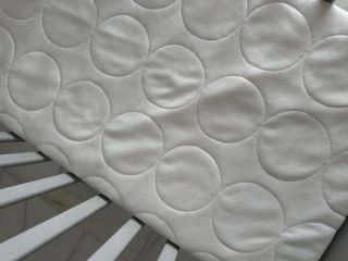 Cuna blanca con colchón y almohada