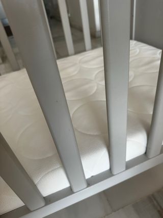 Cuna blanca con colchón y almohada