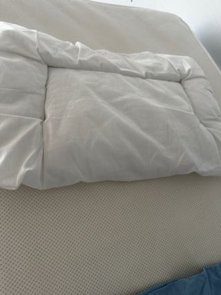 Cuna blanca con colchón y almohada