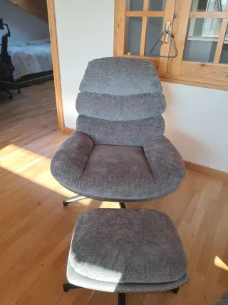 Sillón giratorio con reposapiés