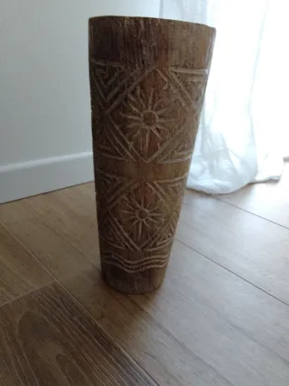 Portacandele in legno intagliato