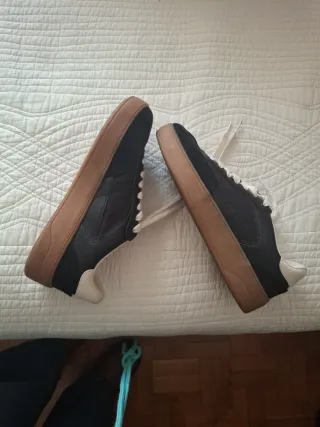 Zapatillas deportivas negras y beige