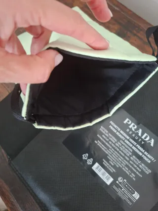Bolsa neceser pochette Prada verde y negra