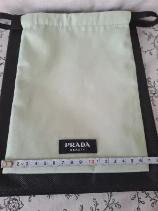 Bolsa neceser pochette Prada verde y negra