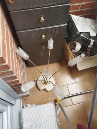 Lámparas de salón doradas y transparentes