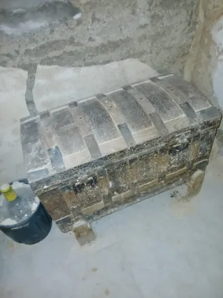 Dos baúles antiguos madera y metal