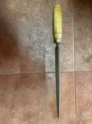 Lima triangular con mango de madera