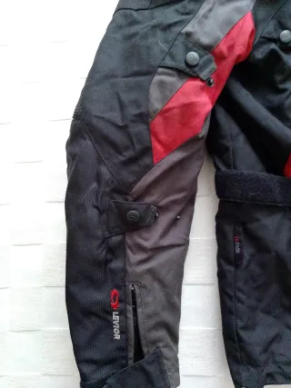 Chaqueta de Moto Roja y Negra marca LEVIOR