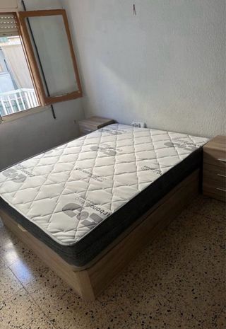 Colchón y canapé de tela y madera