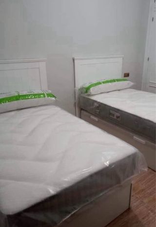 Colchón y canapé de tela y madera