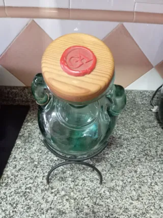 Aceitera de cristal con tapón de corcho y madera.