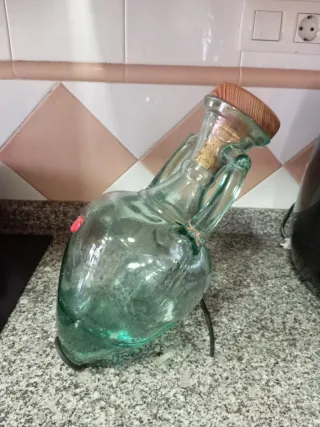 Aceitera de cristal con tapón de corcho y madera.