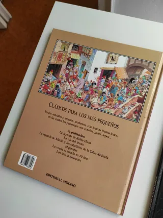 Lote dos libros infantiles, uno cómic