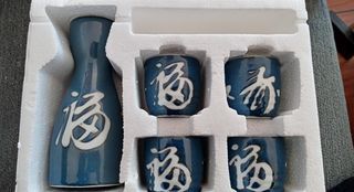 Juego de sake numerado de cerámica azul y blanco
